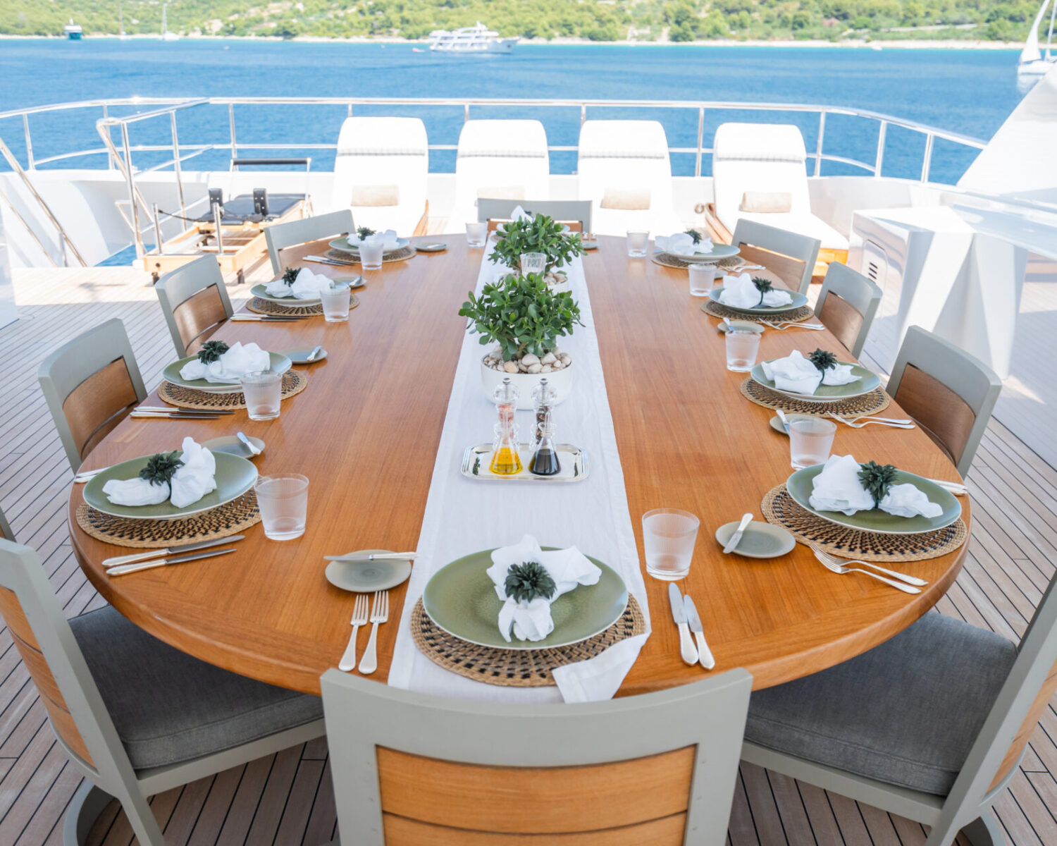 10 Sundeck Dining