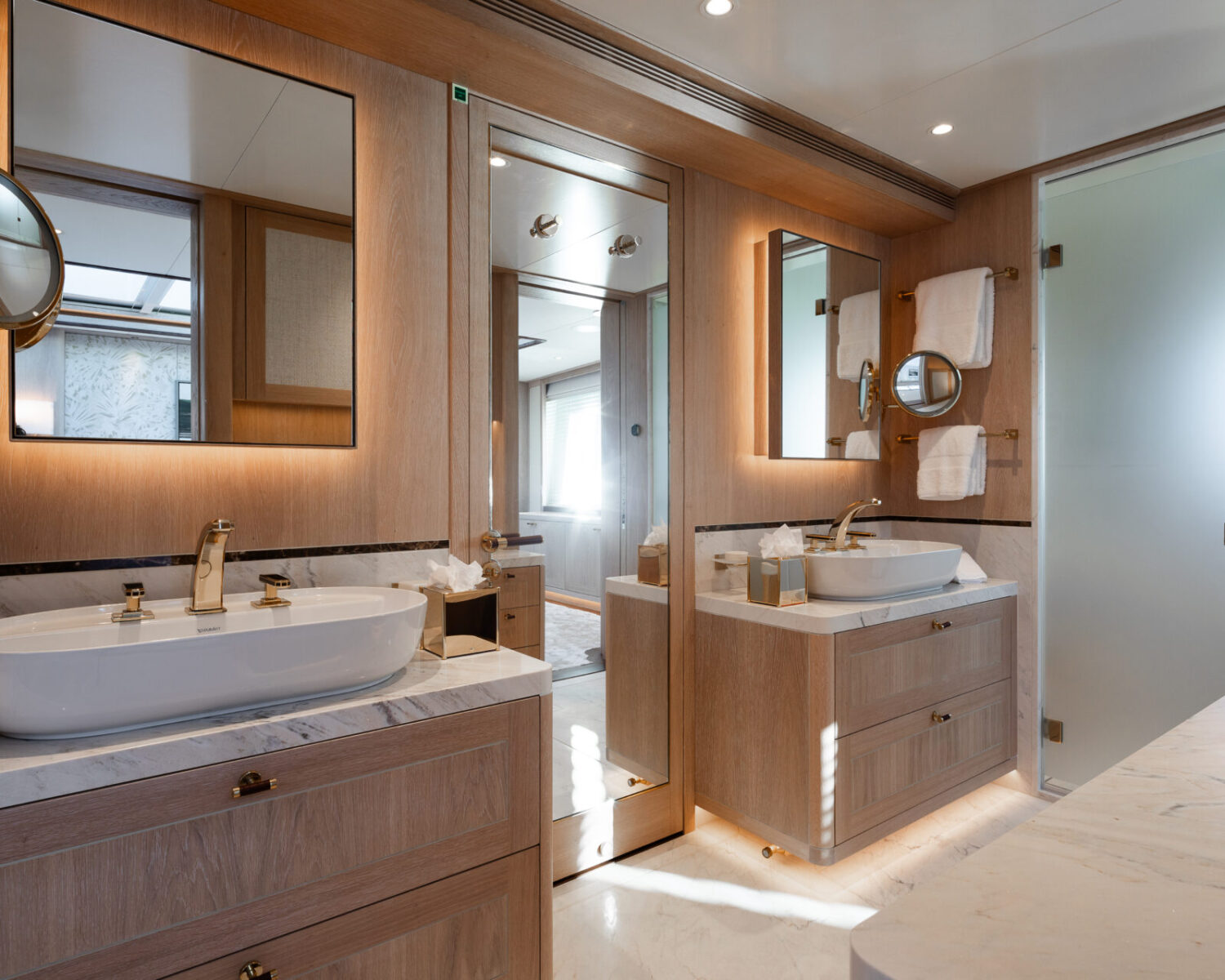 11 - Master Stateroom En Suite