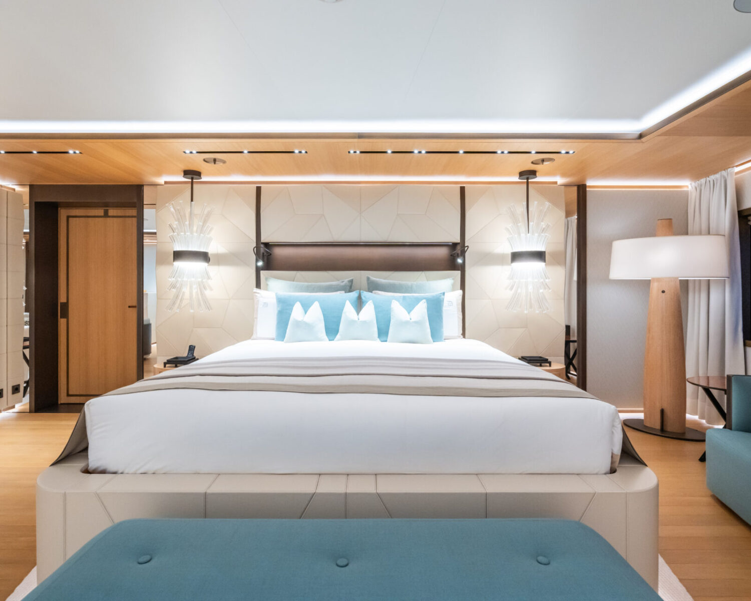 LA DATCHA 64 JUH06382