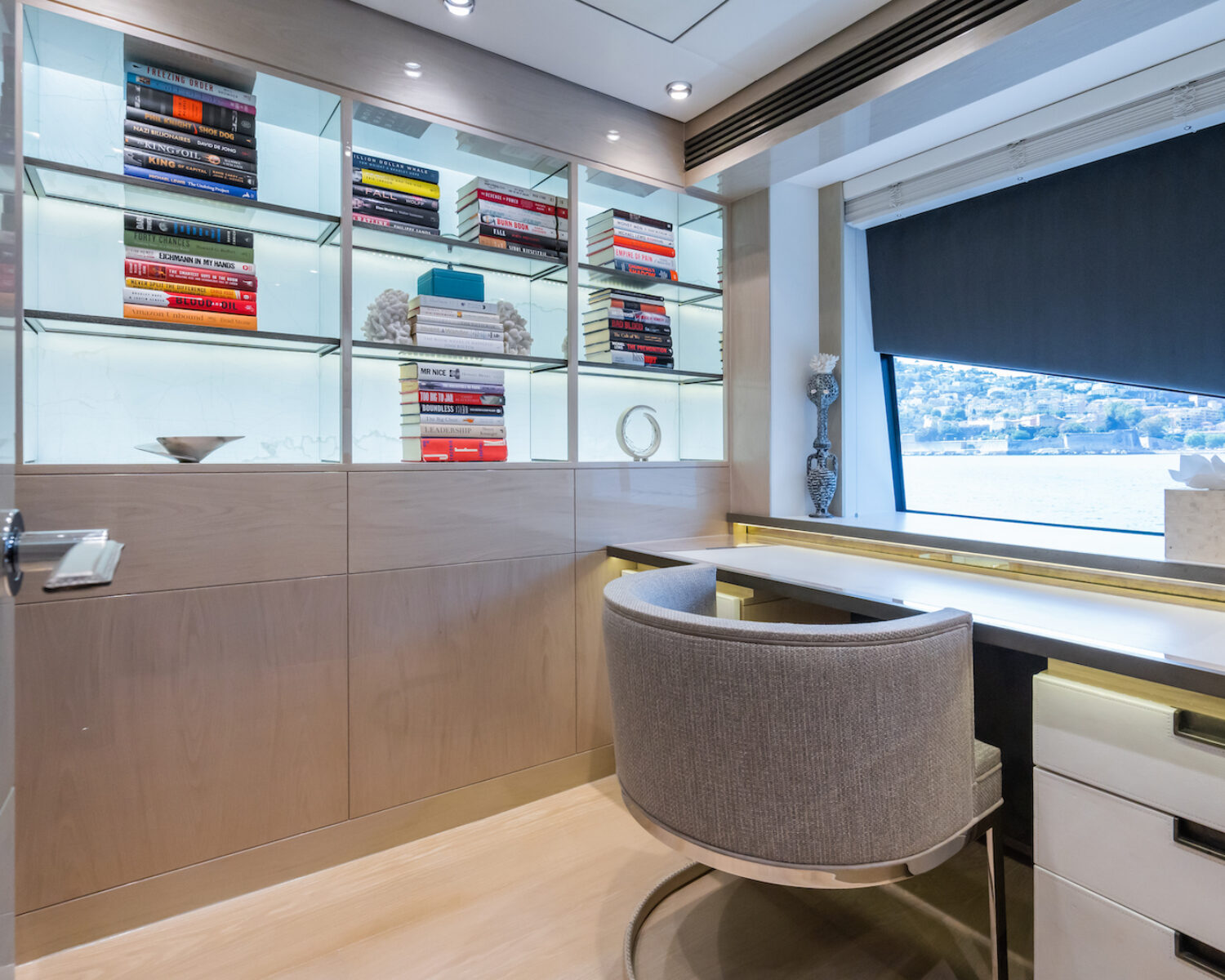 THUMPER 45 Office on bridge deck JUH06844